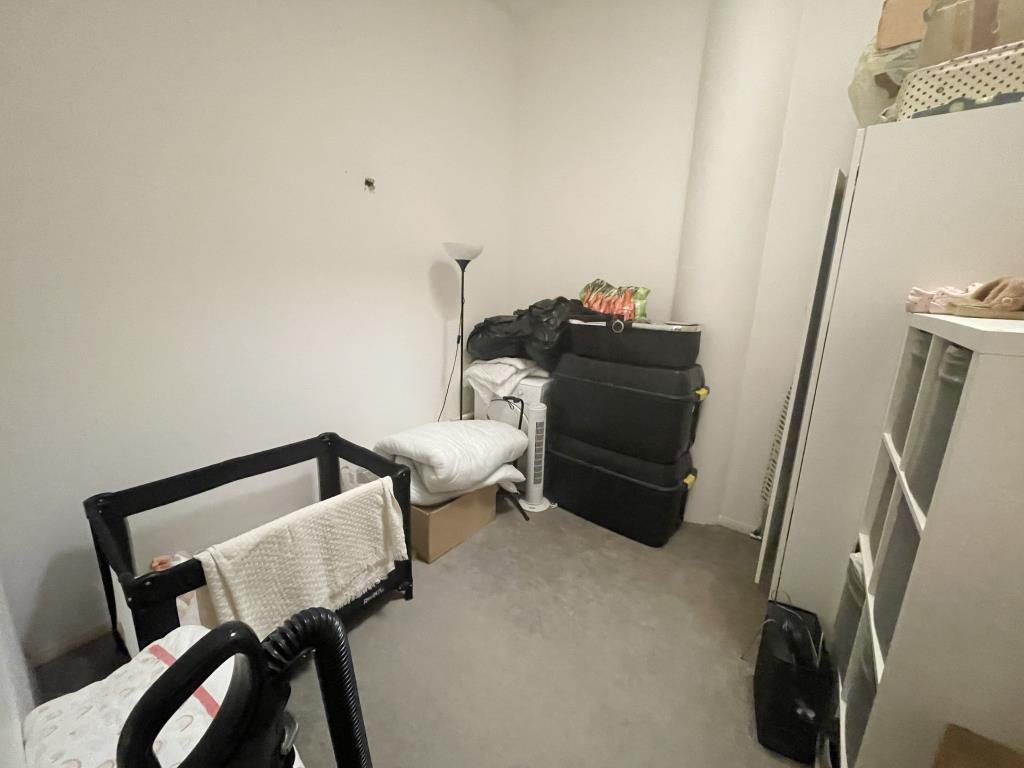 Lot: 24 - TOP FLOOR FLAT FOR INVESTMENT OR OWNER-OCCUPATION - Second bedroom from hallway